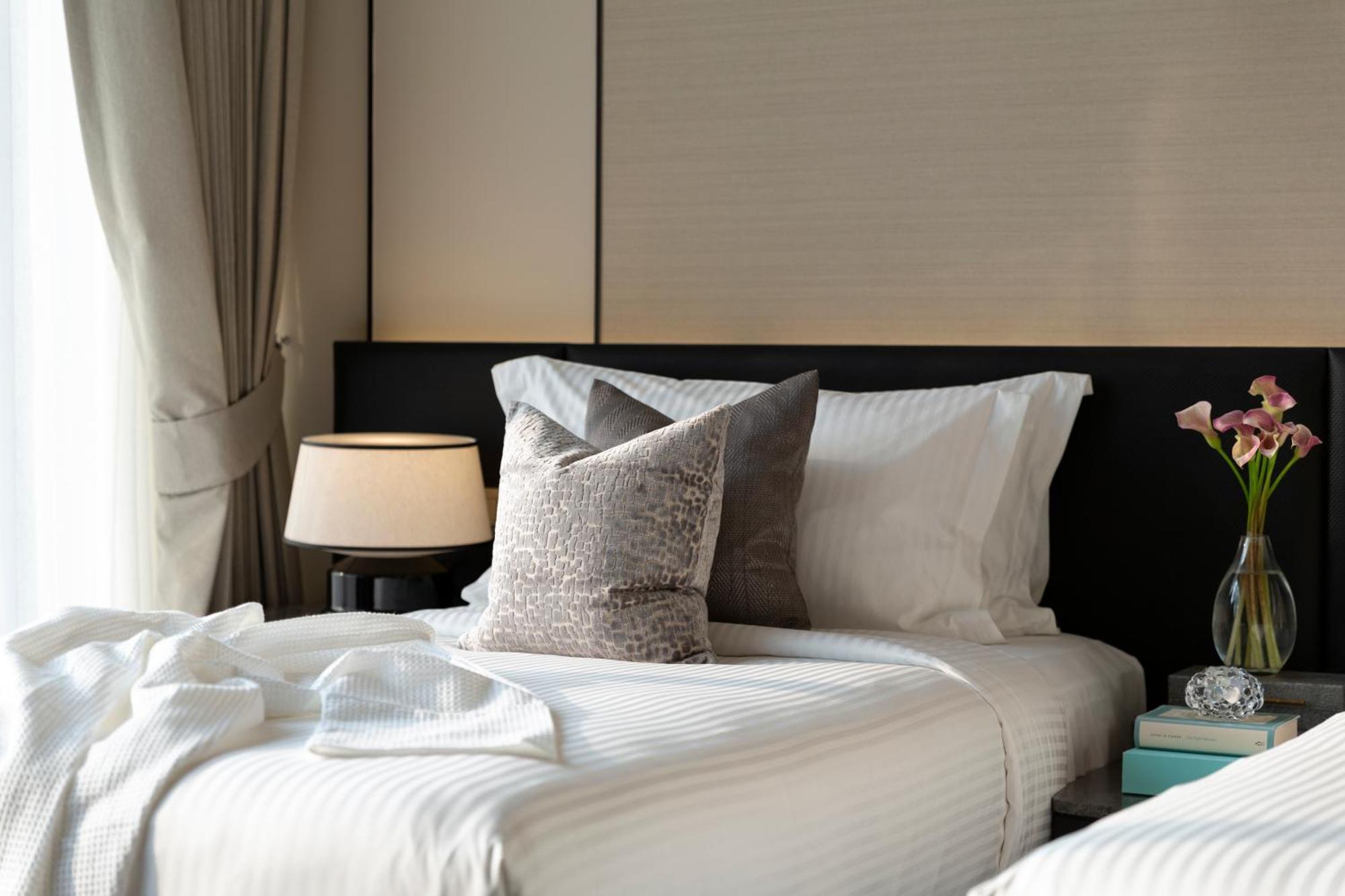 Ascott Thonglor Bangkok酒店 外观 照片 A bed with a throw pillow