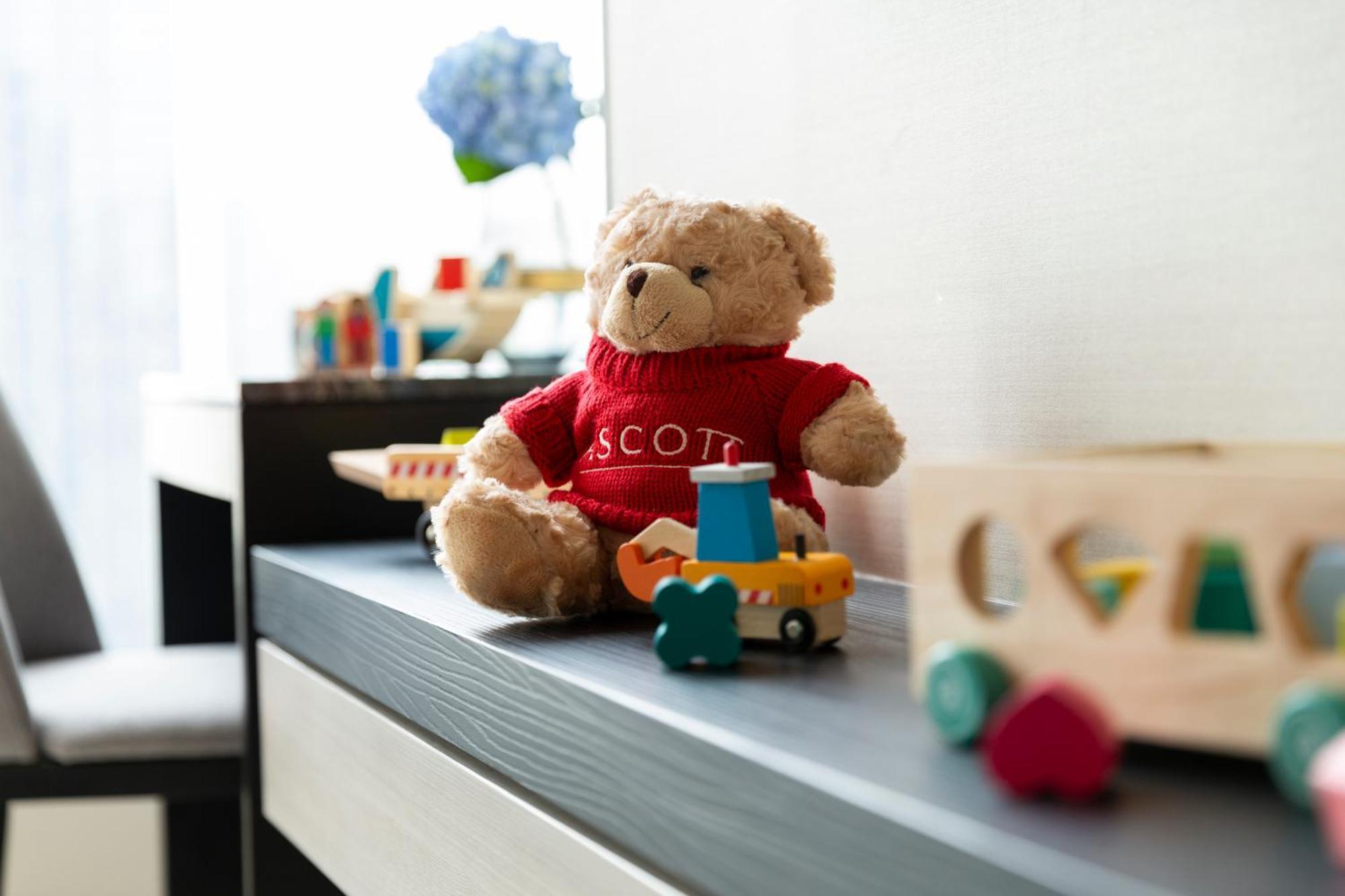 Ascott Thonglor Bangkok酒店 外观 照片 A teddy bear with a red shirt