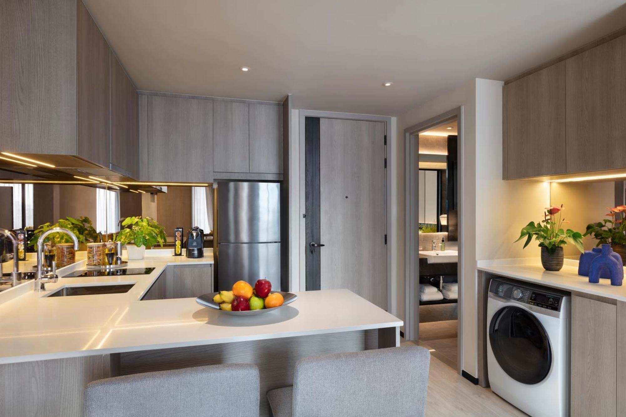 Ascott Thonglor Bangkok酒店 外观 照片 A kitchen in a serviced apartment in Hong Kong